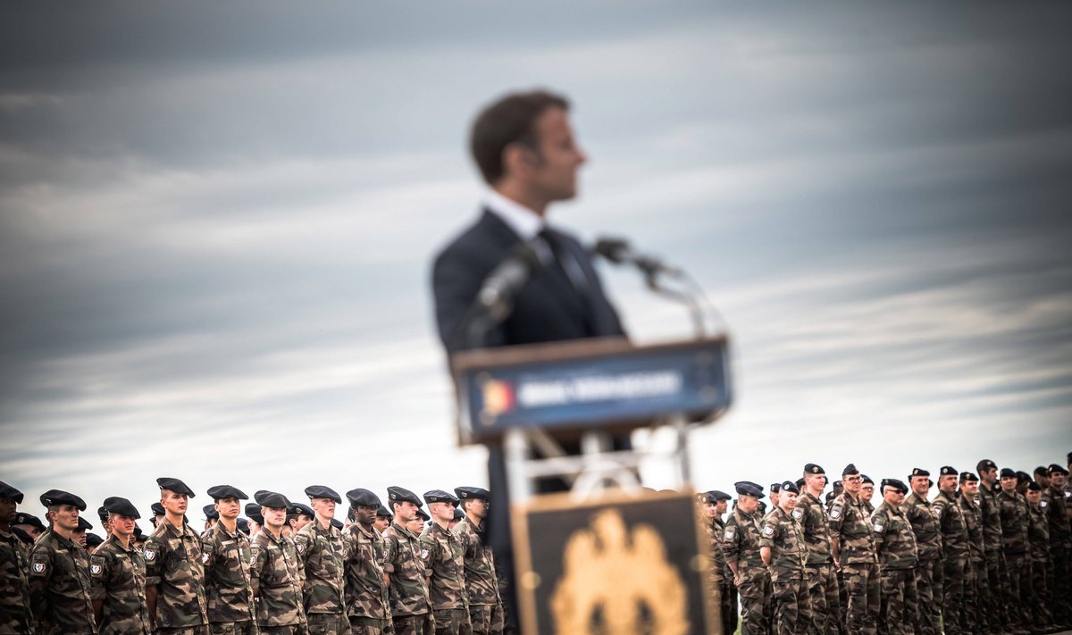 Emmanuel Macron 15. juunil Rumeenias teenivate sõduritega kohtumas