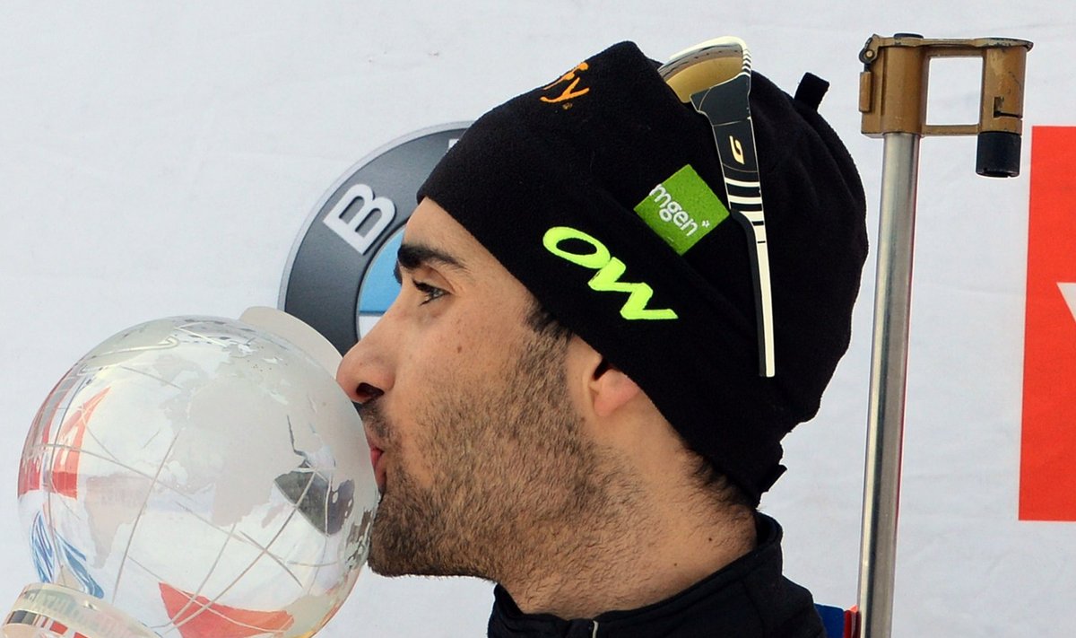 Martin Fourcade 2015. aasta MK-sarja kristallgloobusega.