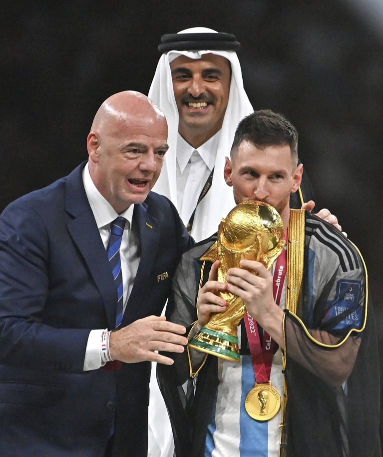 Pärast MM-finaali võisid rõõmustada nii FIFA president Gianni Infantino (vasakul), Katari emiir Tamim bin Hamad Al Thani (keskel) kui ka Argentina meeskonna kapten Lionel Messi. Infantino juhitav FIFA teenis rekordilise tulu, Messi abiga sai Argentina pärast 36-aastast pausi maailmameistriks ja emiiri jaoks oli laiaks löödud 206 miljardist eurost iga sent seda väärt, et riik sai kuu aega olla spordivaldkonna keskpunkt.