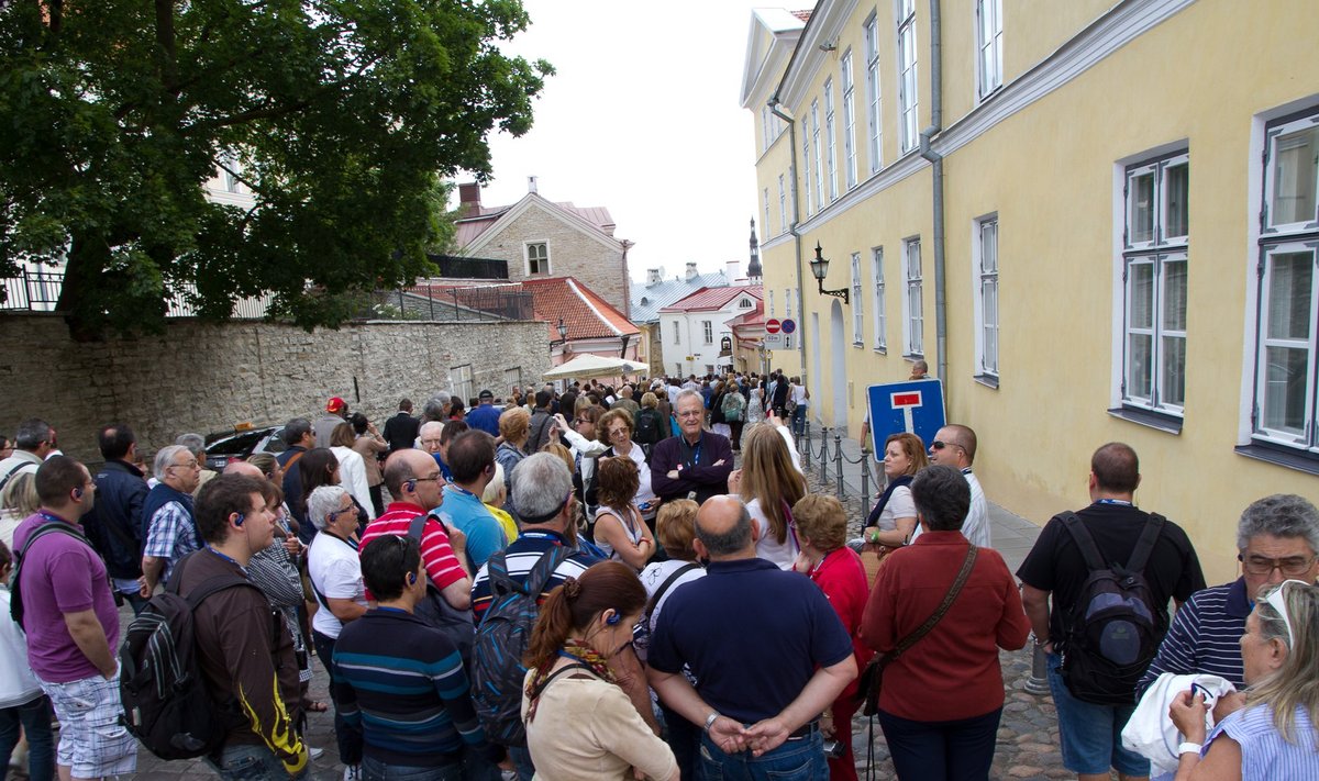 Ristlusturistid on vallutanud Tallinna vanalinna.