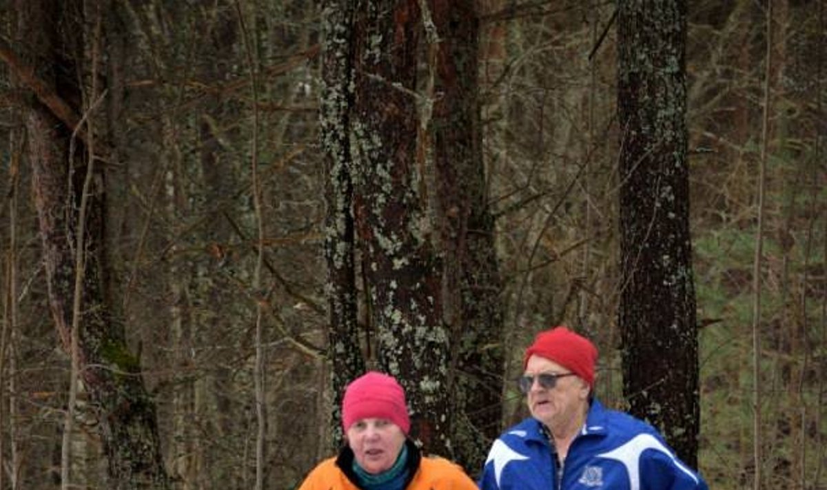Leili Teeväli ja  Rein Pärn jaanuaris Pääskülas maratoni jooksmas