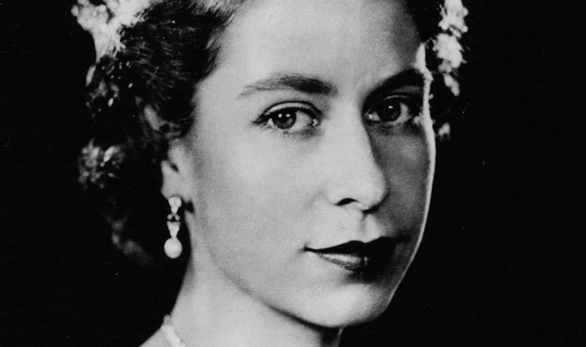 70 AASTAT TAGASI Esimene ametlik portree vastkroonitud kuninganna Elizabeth II-st. Kogu Suurbritannia tähistas sel suvel tema troonilpüsimise plaatinajuubelit.