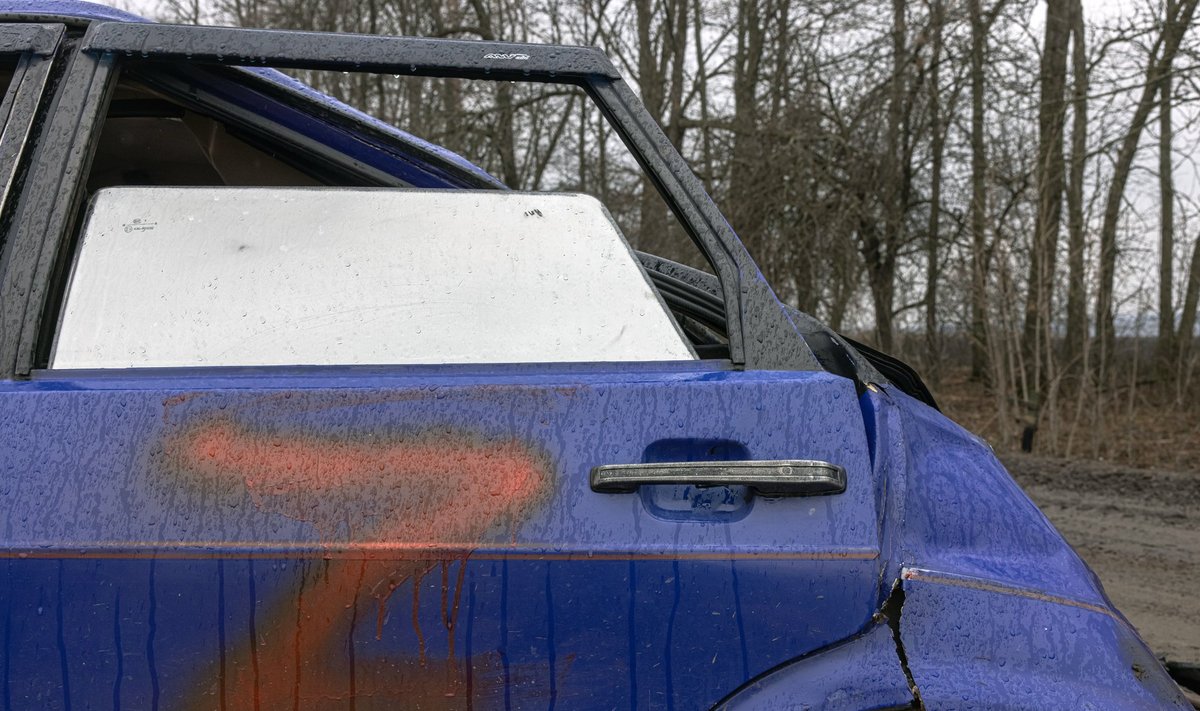 KOMPLEKSI LAHENDAMINE VENE MOODI: Hävitatud auto Sumõs, millele maalitud Vene okupatsioonivägede sümbol Z.
