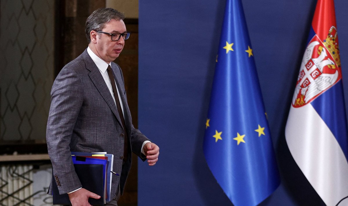 Aleksandar Vučić koos EL-i ja Serbia lipuga 23. jaanuari pressikonverentsil. „Meie tee on EL-is, teist teed meil ei ole,“ kinnitab peaminister.