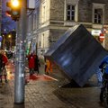 ФОТО и ВИДЕО | По центру Таллинна от парка Таммсааре до Coca-Cola Plaza прокатился огромный черный куб