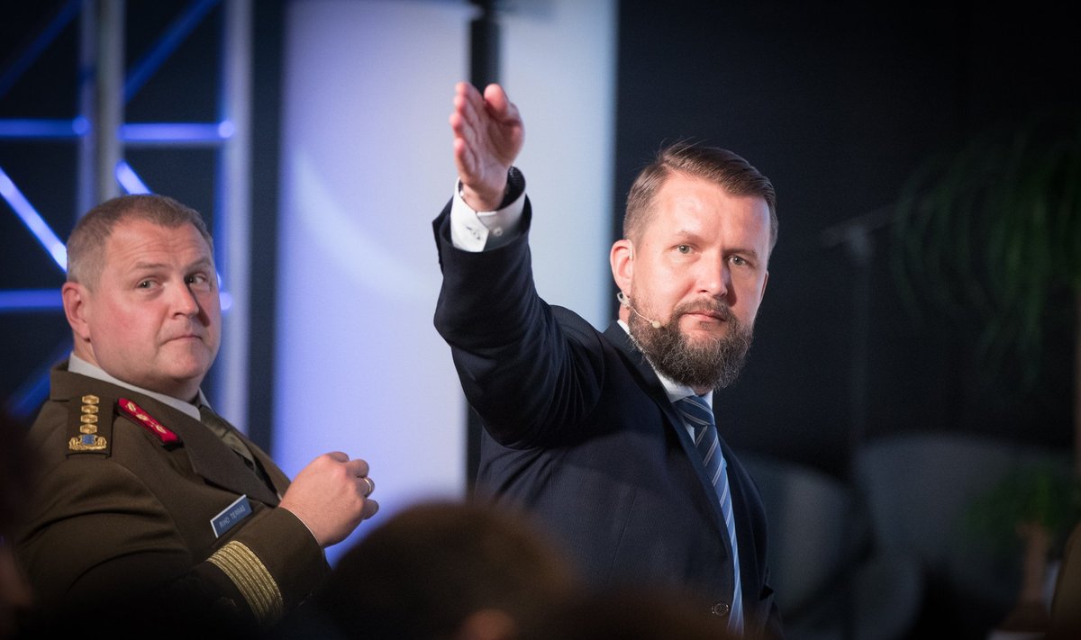 NATO küberkaitsekeskuse juht Sven Sakkov (paremal) juhtimas küberkonfliktikonvernetsi CyCon.