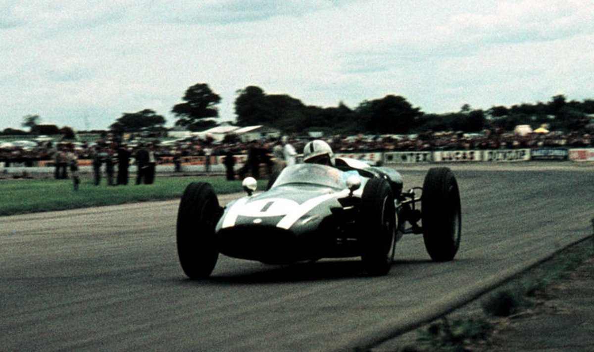 Jack Brabham võitjana Silverstone'i rajal.
