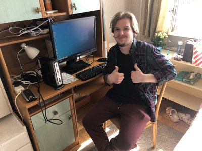 Tudeng Oleksandr rõõmustab, arvuti abiga saab ta edasi õppida.