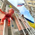 Забор с антивоенными плакатами на таллиннской улице Пикк — ничей?