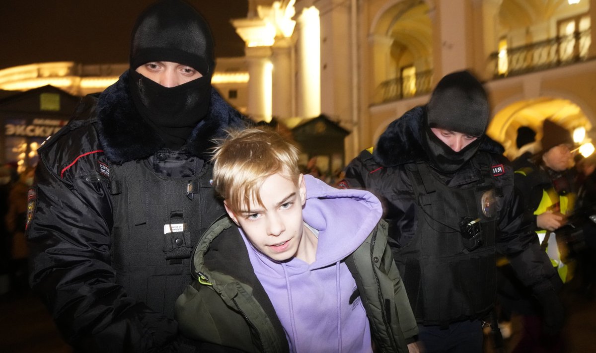 Noor protestija, kelle politsei Peterburis vahi alla võttis. Politsei arreteeris üle Venemaa vähemalt 1700 meeleavaldajat.