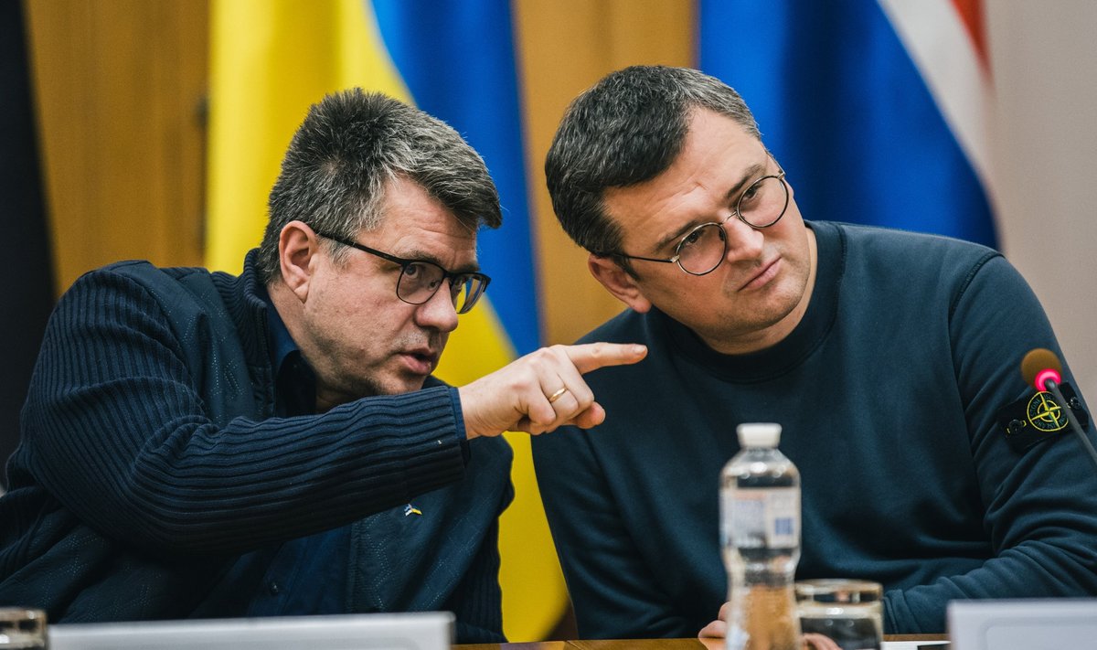 Eesti välisminister Urmas Reinsalu (vasakul) koos Ukraina ametivenna Dmõtro Kulebaga. 