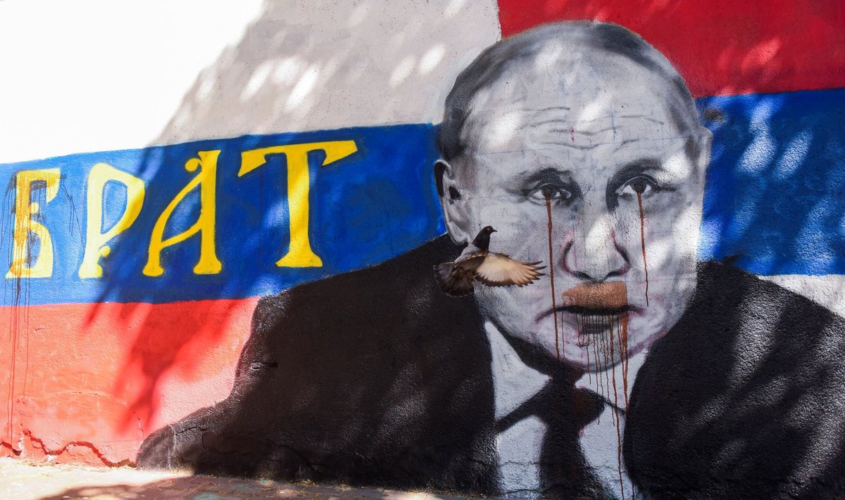 Kunstiteos Vladimir Putinist, mille vandaalid on Belgradis täis sodinud.