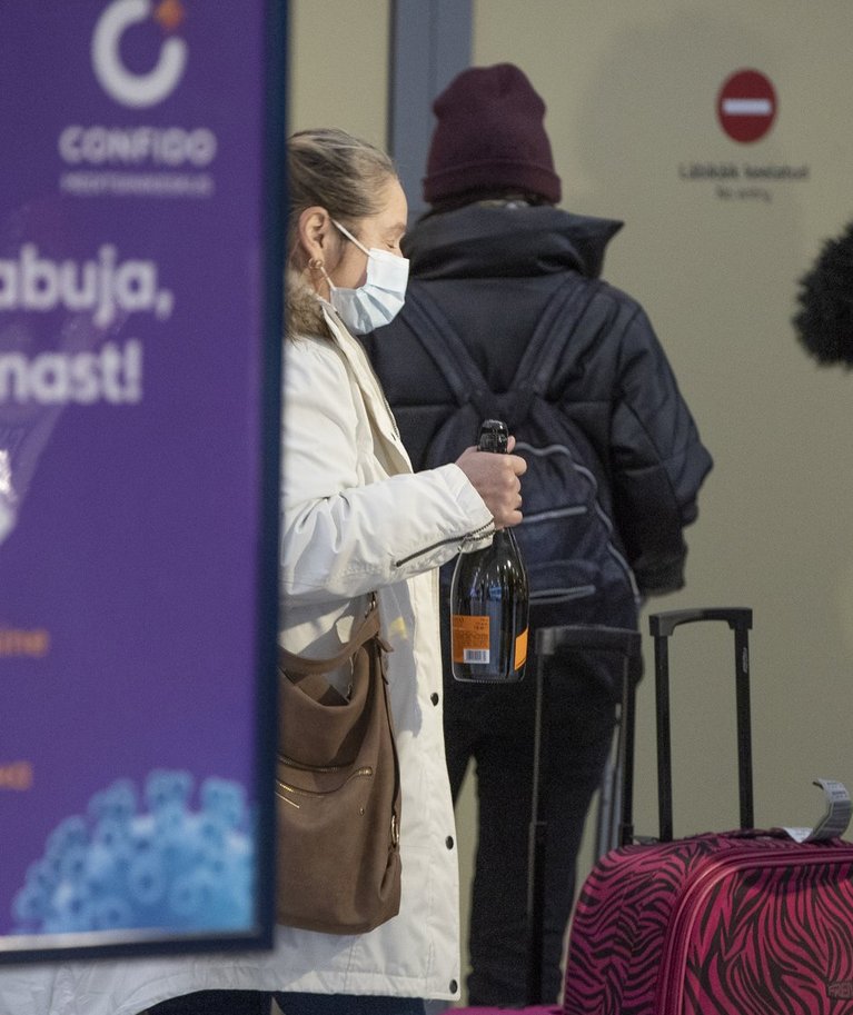 Praegu testitakse Tallinna lennujaamas välismaalt saabujaid. Edaspidi peaks see vajadus ära kaduma, sest tõenäoliselt ei saa enam lennuki peale minnagi, kui pole vaktsineerimistõendit ette näidata.
