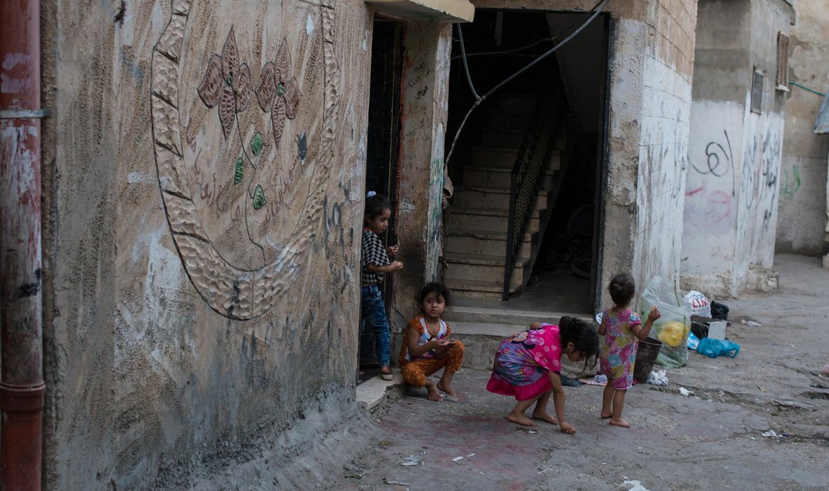 Balata pagulaslaagri tänavate ristmik ja tänaval mängivad lapsed. Foto illustratiivne