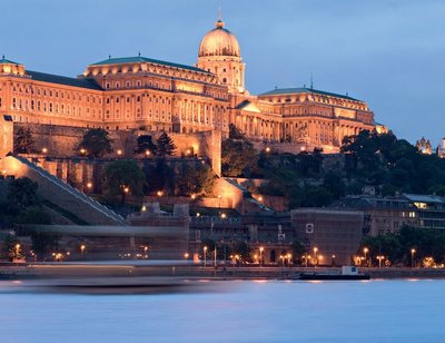 Budapesti loss, kus mitte kunagi ei ole elanud kuningapere, on linna visiitkaart. Praegu asub seal kolm suurt muuseumi.