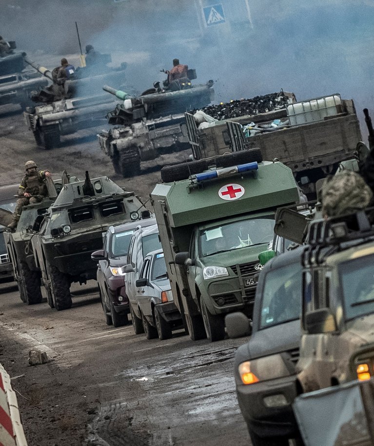 Hersoni oblasti maanteel sõitvad Ukraina tankid ja sõjaväemasinaid. Foto tehtud 18. novembril 2022.