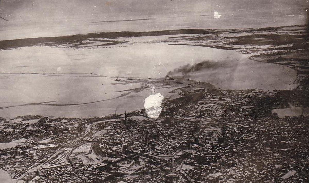 Saksa õhuväe tehtud üliunikaalne foto vaatega Tallinnale 24. veebruari 1918 paiku. Sadamas näha lahkuv punalaevastik.