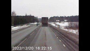 VIDEO | Tartu ja Jõgeva vahel sõitnud rekal tuli alt ratas, mis põrkus vastutuleva autoga
