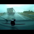 LUGEJA VIDEO | Tugev vihmasadu ei pane rekajuhti ohtlikust möödasõidust loobuma