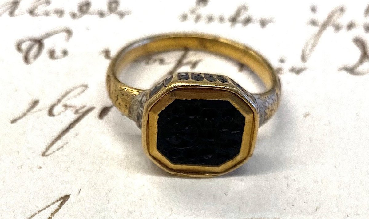 Tartumaalt leitud kullast pitsatsõrmuse puhul õnnestus imekombel tuvastada isegi see, kellele sõrmus mõnesaja aasta eest kuulus.