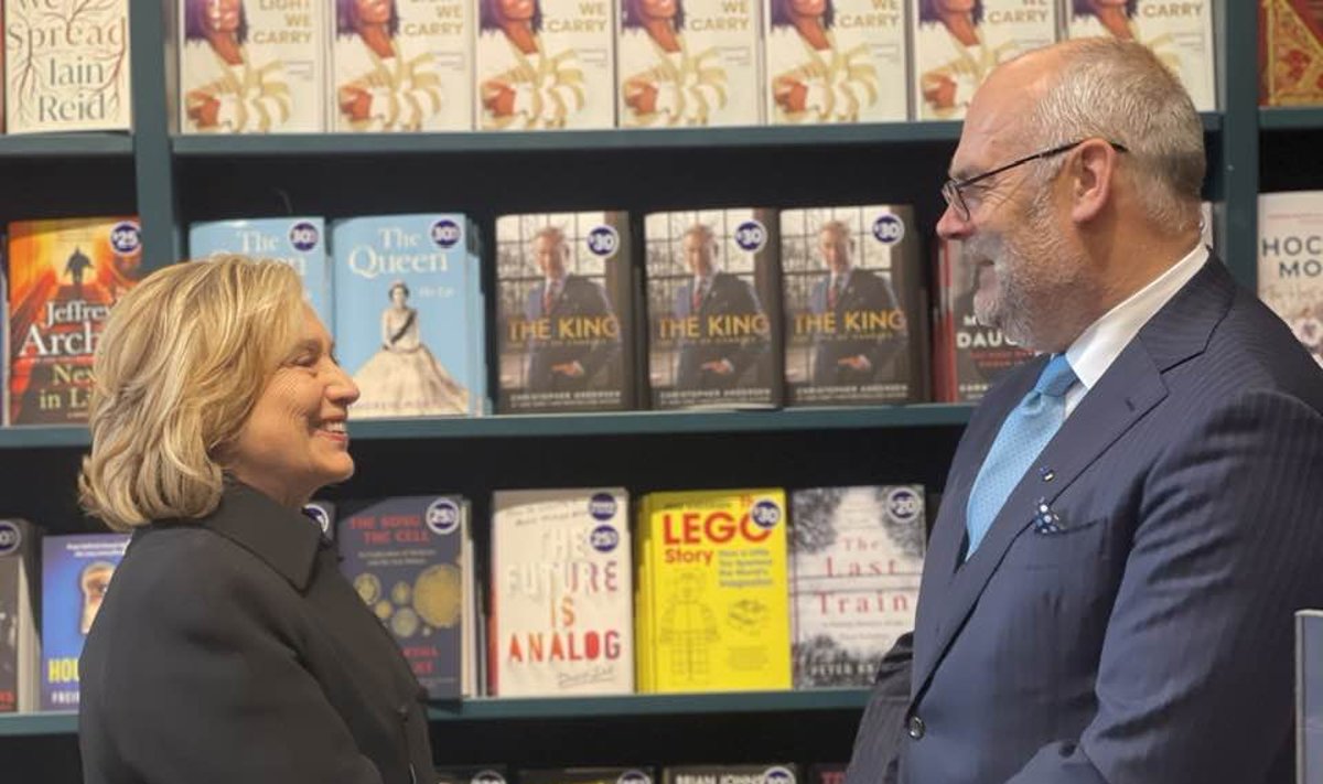 Хиллари Клинтон и Алар Карис в книжном магазине в Торонто.