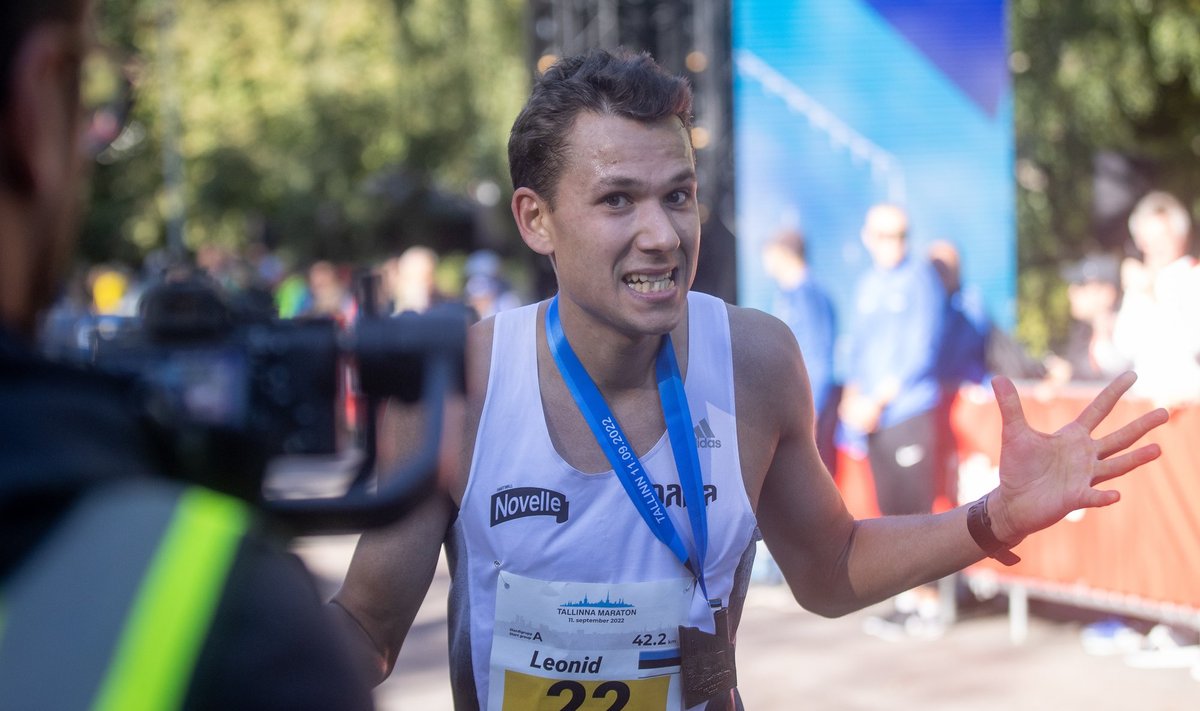 Tallinna maratonil kolmanda koha saanud Leonid Latsepov laiutas uskumatusest käsi.