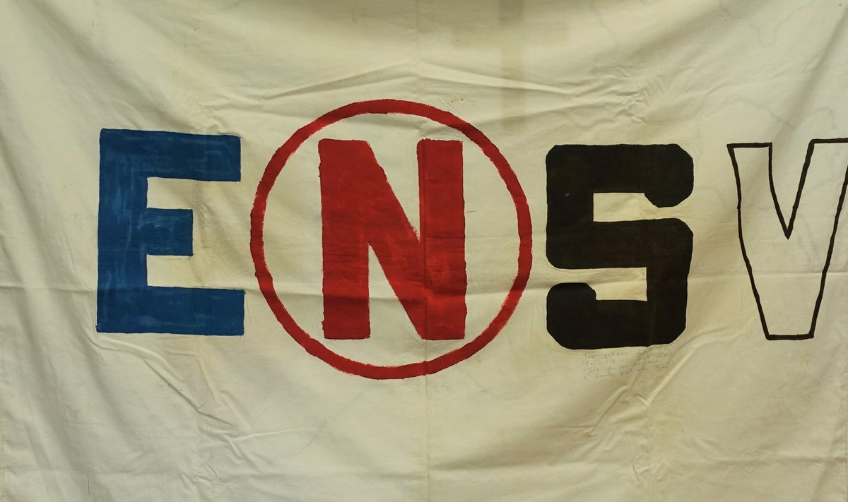 Eestimaa Laulu 1988 loosung ERMi arhiivis. Kumna küla mehed maalisid voodilinale tähekombinatsiooni “ENSV”.