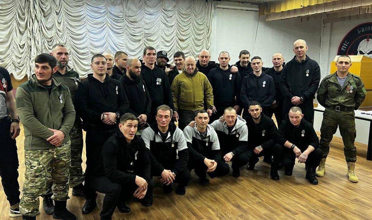 Jevgeni Prigožin koos armu saanud vangidega