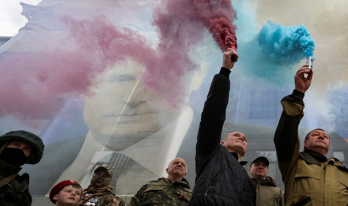 KRIMM: 17. märtsil 2014 kuulutas Krimmi parlament välja iseseisva Krimmi Vabariigi. Seejärel esitati Venemaale palve võtta riik enda koosseisu. Palve sai kiirelt rahuldatud. Selle „tähtpäeva“ puhul korraldati Jaltas täna flashmob. Kõike seda hiiglaslike Putini portreede saatel.