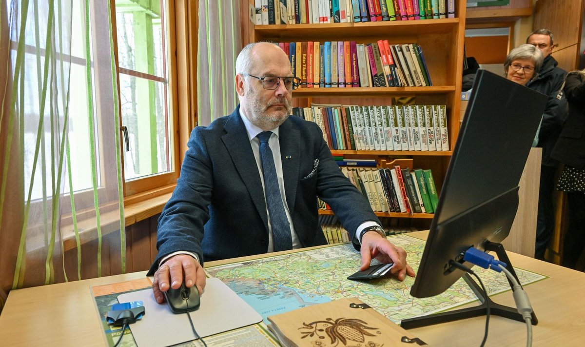Президент Алар Карис во время интернет-голосования