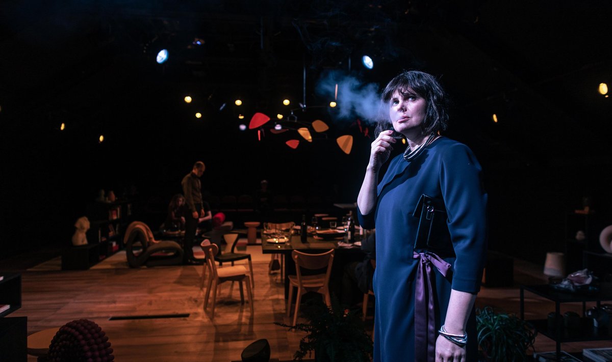 TEADA VÕI MITTE TEADA? Kui palju me tegelikult tahame teada saada teise inimese, ka kõige lähema saladusi ja kui palju oleks mõistlik enda omi avaldada? Pildil Carlotta (Harriet Toompere), kes jääb vahele nutiseksimängu harrastamisega.