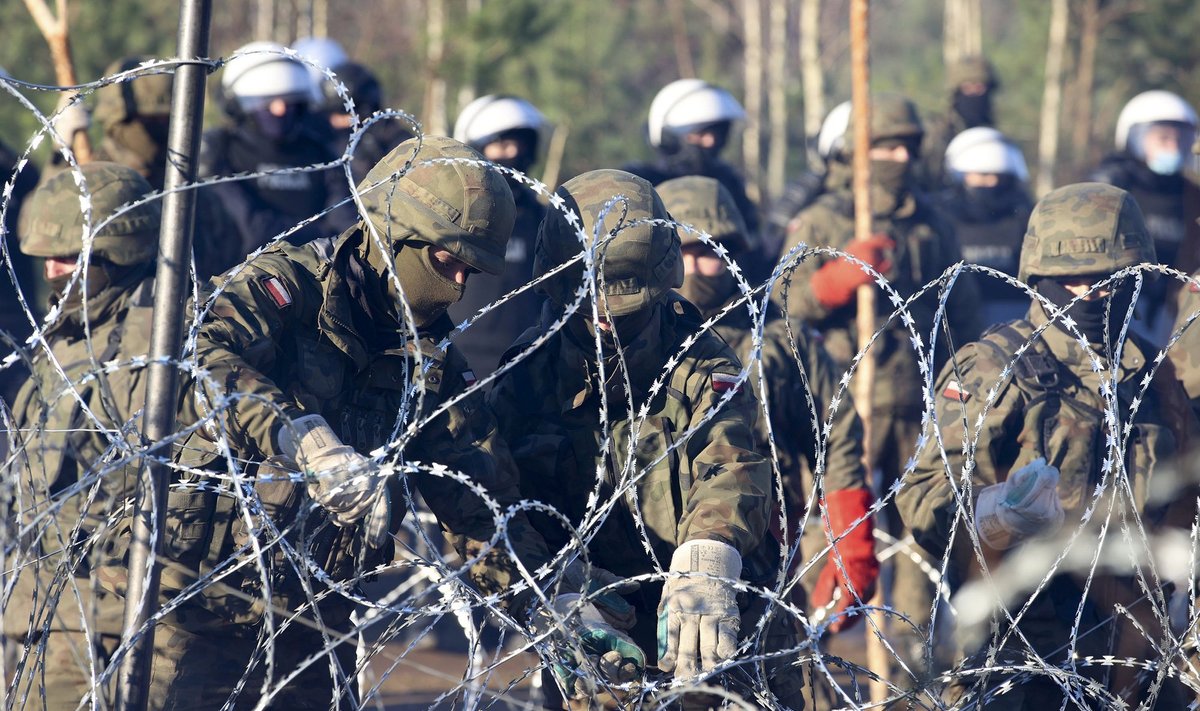 Poola politseil ja piirivalvel tuleb lõhutud okastraatpiiret pidevalt parandada.