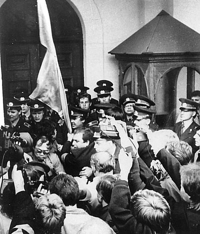 AINSAD KAITSJAD: Käputäis eestlastest miilitsakooli kursante pidas Toompeal käsikähmlust ründajatega Interrindest. 15. mai 1990.