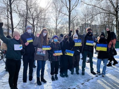 Тунберг с плакатом цветов украинского флага и надписью «Вместе с Украиной»