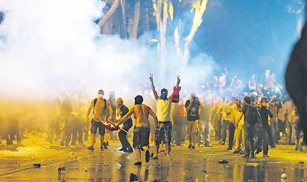 Protest levis Taksimi väljakult üle linna ja riigi ning meeleavaldajaid ei suutnud ohjeldada ka pisargaas ja kumminuiad.
