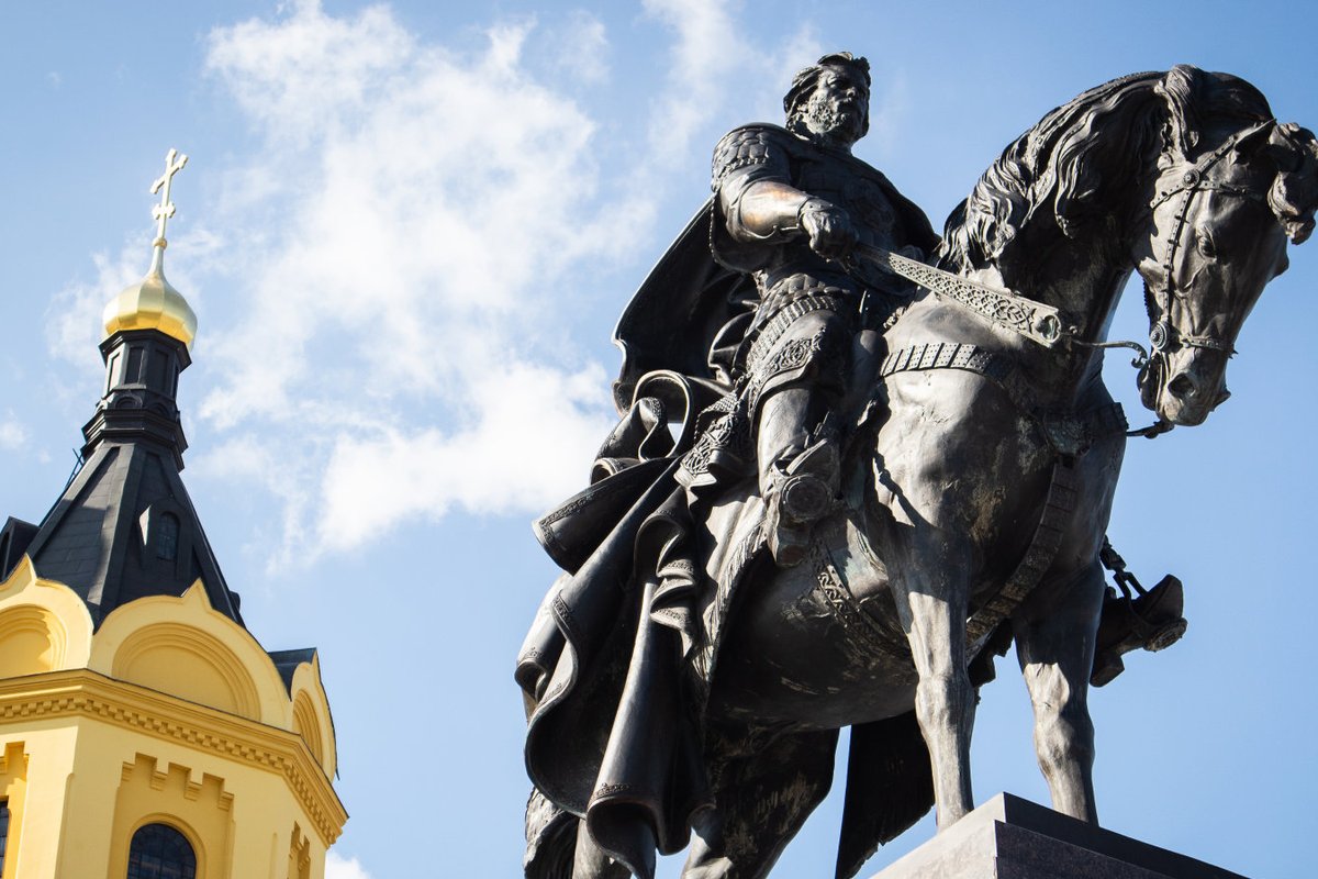 Xi какие памятники были. Памятник Александру Невскому в Нижнем Новгороде.