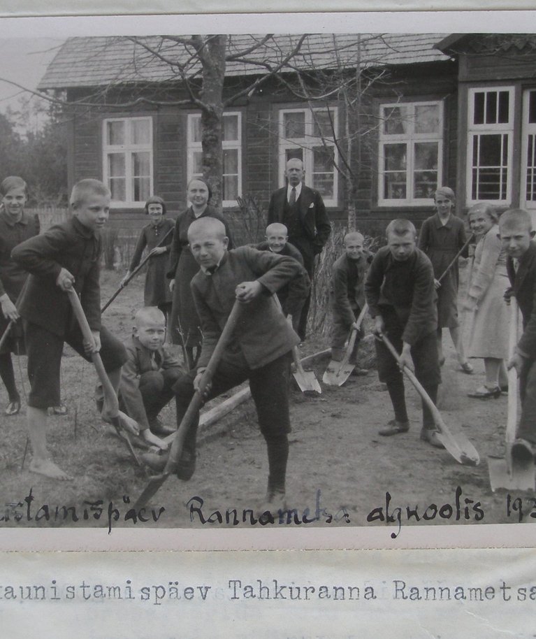 Rannametsa algkooli väikesed kodukaunistajad Tahkurannas 1937.