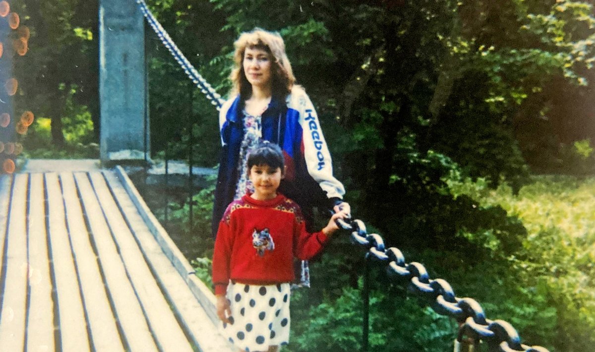 KUI ELU OLI VEEL HEA: Ema Ludmilla ja tütar Alesja sillal jalutamas.