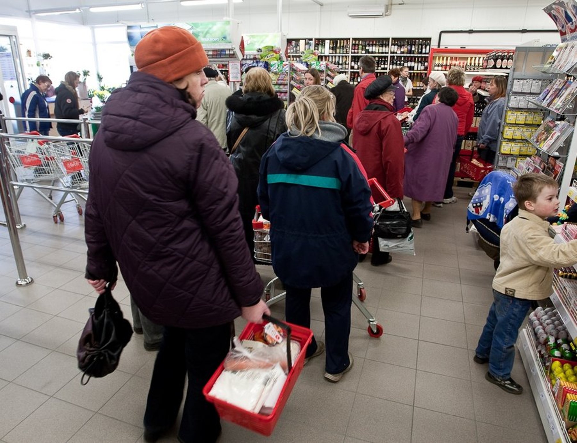 Пока очередь. Очередь в магазине. Очередь на кассе. Бабушка на кассе в магазине. Бабушка в очереди в магазине.