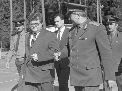 MEHED VARJUS III: Jaan Toots saadab Edgar Savisaart kohtumisel Nõukogude õhukaitseväe kindralmajori Zija Abdurahmanoviga.