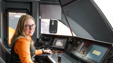 22-aastane rongijuht Merily: alguses naljatati ikka, et kuidas nii väike tüdruk nii suurt masinat juhtima hakkab