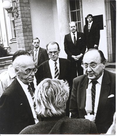 MEHED VARJUS: Veiko Kulla ja Urmas Sõõrumaa kaitsevad välisministri Hans-Dietrich Genscheri kohtumist välisminister Lennart Meriga septembris 1991.