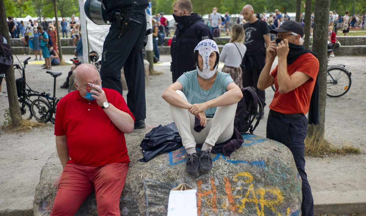 Koroonapiirangute vastased meeleavaldajad eile Berliinis.