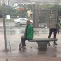 Kristiine elanik pahane: asotsiaalid on hõivanud kaks bussipeatust kolmest, samal ajal seisavad inimesed vihma käes