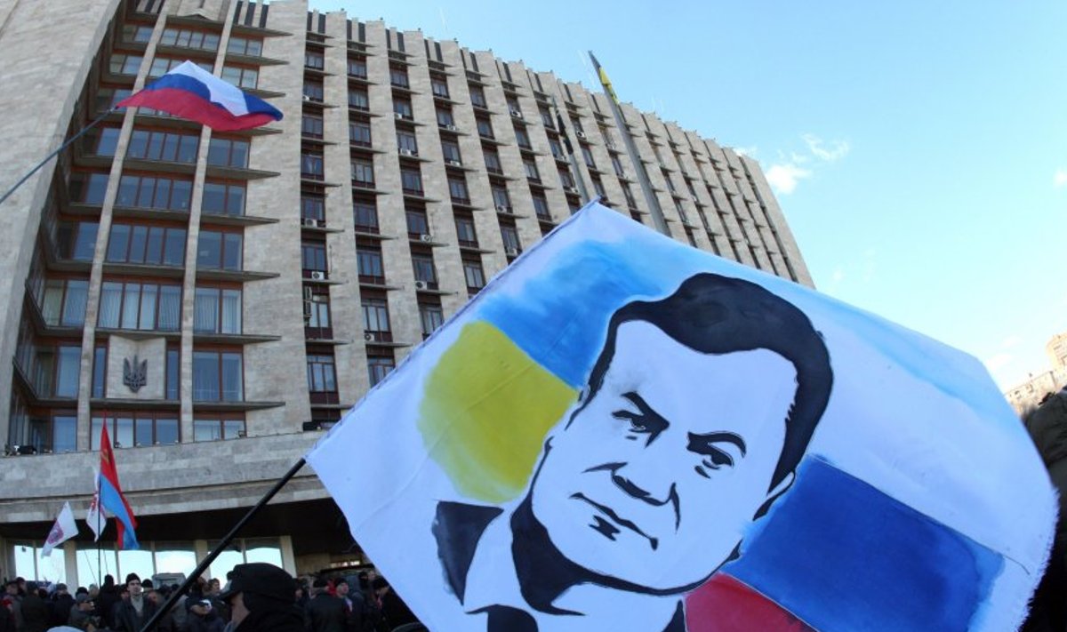 Donetski valitsushoone juures olev meeleavaldaja on peale Janukovõtši maalinud plagule nii Vene kui ka Ukraina lipuvärvid.