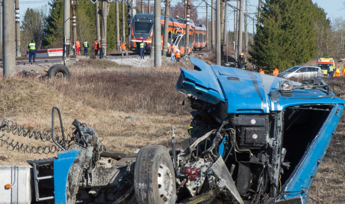 MAN-i veoauto põrkas kaks korda vastu rongi ja jäi siis raudtee kõrvale kortsu. Autojuht suri õnnetuses. Taamal rongis hukkus 43-aastane naine. Rongiliiklus võib olla häiritud veel tänagi.