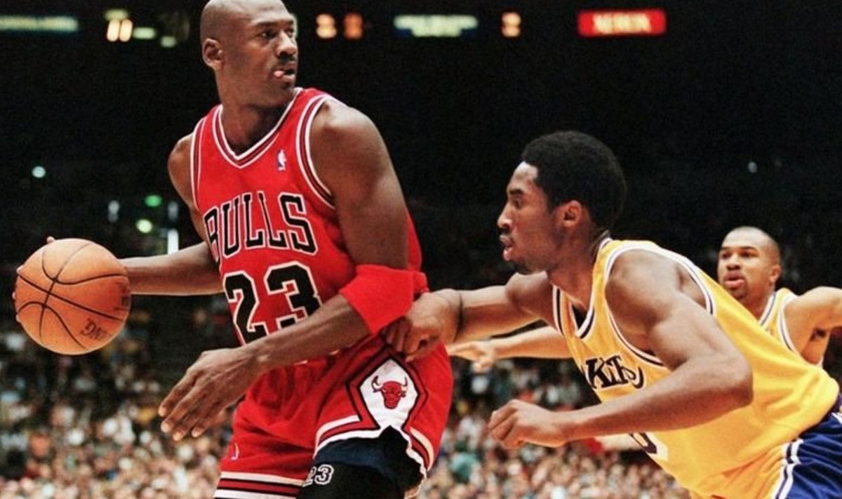 Майкл Джордан считается величайшим баскетболистом всех времен. Снимок сделан в 1998 году