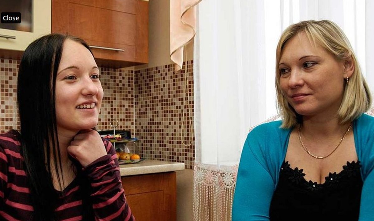 Kristina ja Irina: Ehkki Kristina Brujeva (vasakul) on igati eeskujulik Eesti kodanik, tahab riik talt  kodakondsust ära võtta. Ema Irina ei saa aru, miks bürokraadid last kiusavad. 