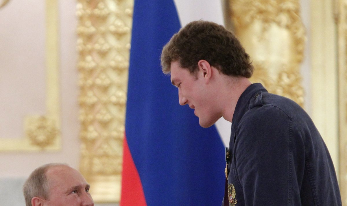 Vladimir Putin õnnitlemas 2012. aasta olümpiafinaali kangelast Dmitri Musserskid.