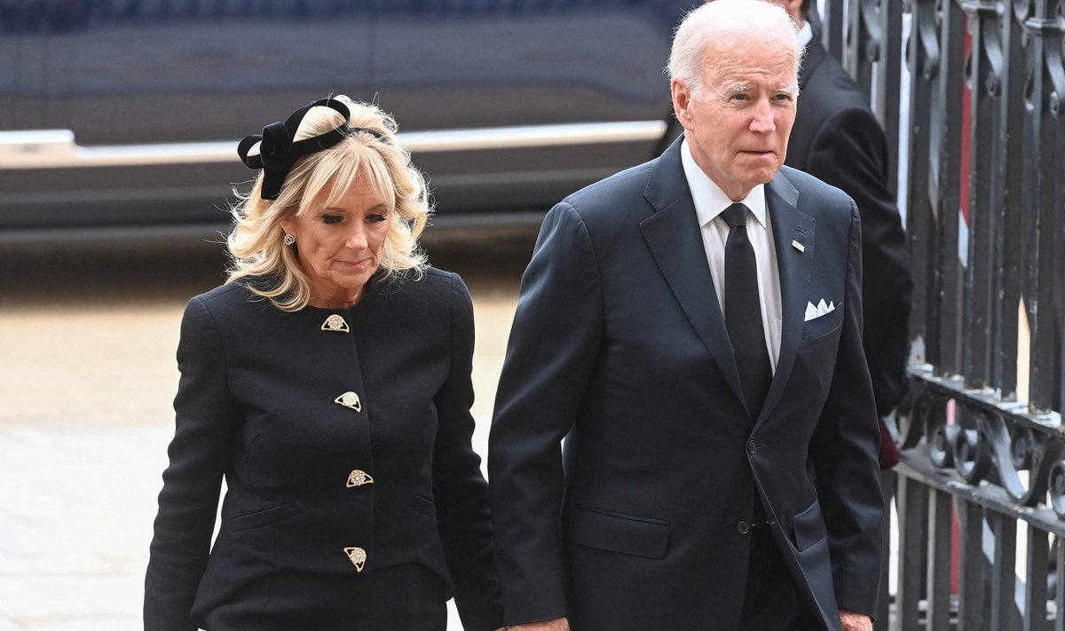 Joe Biden saabus kuninganna matustele koos abikaasaga.